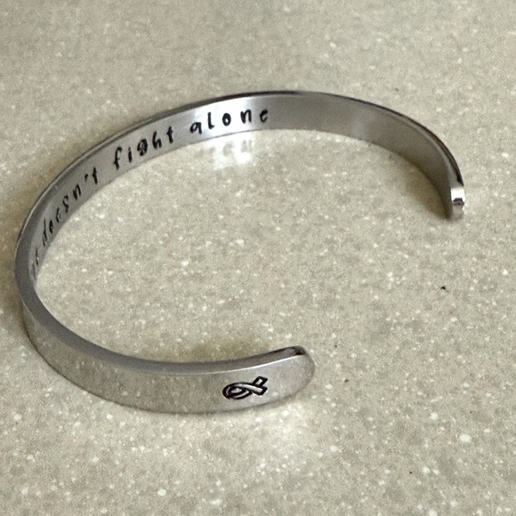 Mantra Band Bracelet She Doesn’t Fight Alone Breast Cancer New - Picture 5 of 8